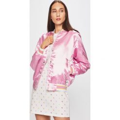 Calvin Klein Jeans - Kurtka bomber. Różowe kurtki damskie Calvin Klein Jeans, s, bez wzorów, z poliesteru, krótkie, bez kaptura. W wyprzedaży za 359,90 zł.