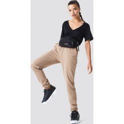 NA-KD Spodnie dresowe z panelami - Beige. Brązowe spodnie damskie NA-KD, z dresówki. Za 141,95 zł.