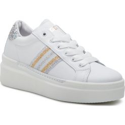 Sneakersy TOGOSHI - TG-06-02-000035 624. Białe półbuty damskie Togoshi, na co dzień, bez wzorów, ze skóry, bez obcasa, na obcasie, bez zapięcia. W wyprzedaży za 339,00 zł.