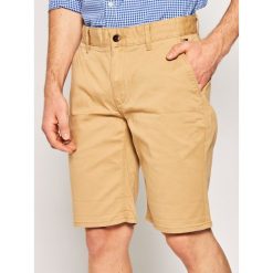Szorty materiałowe Tommy Jeans Tjm Essential Chino DM0DM05444. Różowe spodenki i szorty męskie Tommy Jeans, m, bez wzorów, z elastanu. Za 299,00 zł.