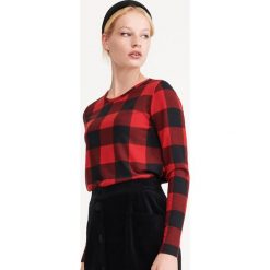 Wzorzysta koszulka - Czerwony. Czerwone koszulki damskie Reserved, s, bez wzorów, bez kołnierzyka. Za 59,99 zł.
