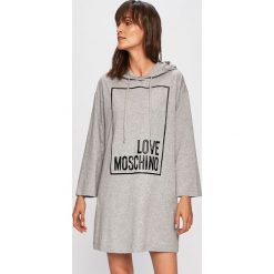 Love Moschino - Sukienka. Szare sukienki damskie Love Moschino, na co dzień, m, z aplikacjami, z bawełny, casualowe, z kapturem, z długim rękawem, długie, mini, proste. W wyprzedaży za 399,90 zł.