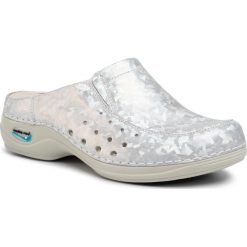 Klapki NURSING CARE - Berlin WG4AF12 Silver. Szare klapki damskie Nursing Care, bez wzorów, ze skóry, bez obcasa. Za 289,00 zł.