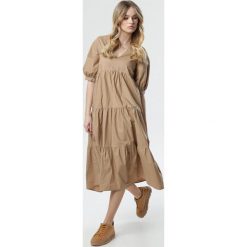Beżowa Sukienka Sabra. Brązowe sukienki damskie Born2be, s, bez wzorów, eleganckie, z falbankami, z krótkim rękawem, krótkie, midi, rozkloszowane. Za 149,99 zł.