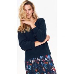 Sweter z bardzo przyjemnej dzianiny. Niebieskie swetry damskie Top Secret, na zimę, bez wzorów, z wełny, klasyczne, bez rękawów, bez kaptura. W wyprzedaży za 39,99 zł.