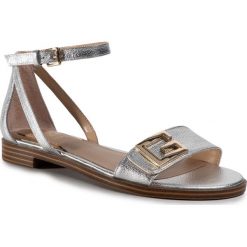 Sandały GUESS - Rashida FL6AI2 LEL03 SILVE. Szare klapki damskie Guess, z aplikacjami, ze skóry ekologicznej, bez obcasa, na obcasie. W wyprzedaży za 439,00 zł.
