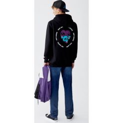 Bluza z flokowanym nadrukiem czaszki. Czarne bluzy męskie Pull&Bear, m, z nadrukiem, bez kołnierzyka, bez rękawów, bez kaptura. Za 99,90 zł.