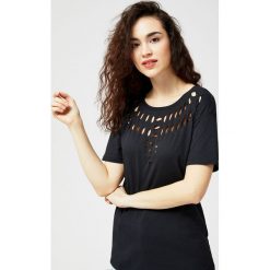 Bluzka z rozcięciami. Czarne bluzki damskie Moodo, xs, bez wzorów, bez kołnierzyka, bez rękawów. Za 24,99 zł.