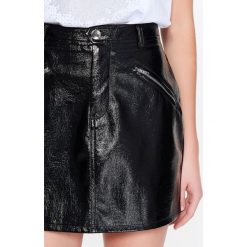 Mini spódniczka damska z połyskującego materiału. Czarne spódniczki damskie TROLL, na zimę, s, bez wzorów, eleganckie, mini, trapezowe. W wyprzedaży za 59,99 zł.