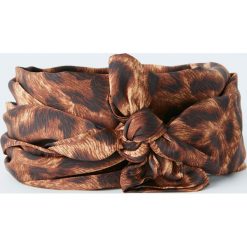 Szal z nadrukiem zwierzęcym. Pomarańczowe szaliki damskie Pull&Bear, z nadrukiem. Za 29,90 zł.