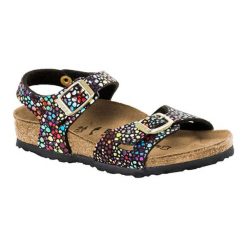 Sandały w kolorze czarnym ze wzorem. Czarne sandały dziewczęce Birkenstock, z materiału, z otwartym noskiem, ze sprzączką. W wyprzedaży za 179,95 zł.