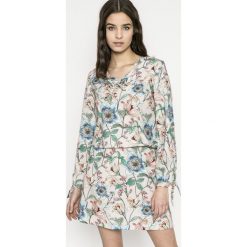 Answear - Sukienka Garden of Dreams. Szare długie sukienki marki ANSWEAR, na co dzień, l, z elastanu, casualowe, z długim rękawem. W wyprzedaży za 89,90 zł.