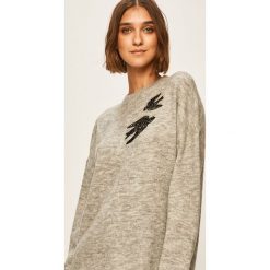 Jacqueline de Yong - Sweter. Szare swetry damskie Jacqueline de Yong, s, z aplikacjami, z elastanu, bez rękawów, bez kaptura. W wyprzedaży za 99,90 zł.