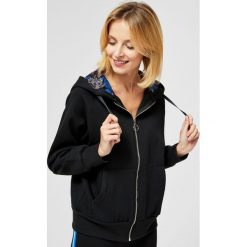 Bluza z ozdobnym kapturem. Czarne bluzy damskie Moodo, s, bez wzorów, z bawełny, z długim rękawem, długie, z kapturem. Za 59,99 zł.