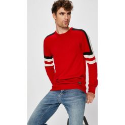 Wrangler - Sweter. Czerwone swetry klasyczne męskie marki Wrangler, xl, z wełny, z okrągłym kołnierzem. W wyprzedaży za 139,90 zł.