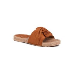 BASSANO WS6758-03 Camel. Brązowe klapki damskie Bassano, bez wzorów, z materiału, bez obcasa. Za 39,99 zł.