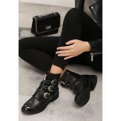 Czarne Botki Gould. Czarne botki damskie Born2be, glamour, z okrągłym noskiem, przed kolano, na wysokim obcasie, na płaskiej podeszwie, z paskami. Za 129,99 zł.