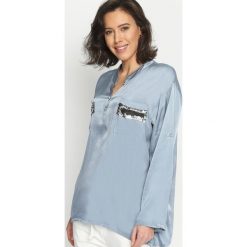 Niebieska Bluzka Damask Silk. Niebieskie bluzki damskie marki Born2be, m, z koronki, ze stójką, z długim rękawem. Za 129,99 zł.