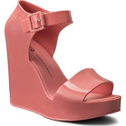 Sandały MELISSA - Mar Wegde Ad 32241 Pink 01477. Różowe klapki damskie marki Melissa, bez wzorów, z tworzywa sztucznego, bez obcasa, na obcasie. W wyprzedaży za 289,00 zł.