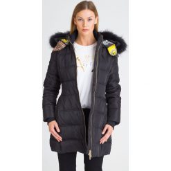 CZARNA KURTKA VERSACE JEANS. Czarne kurtki damskie Versace Jeans, z aplikacjami, z jeansu. Za 1524,50 zł.