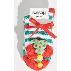 Świąteczne skarpetki - Zielony. Zielone skarpetki damskie marki Sinsay. W wyprzedaży za 2,99 zł.