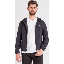 KURTKA Emporio Armani Travel Essential. Niebieskie płaszcze męskie Emporio Armani, m, bez wzorów, bez kaptura. Za 1759,00 zł.