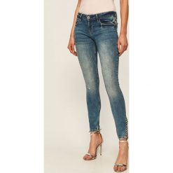 Guess Jeans - Jeansy Marilyn. Niebieskie jeansy damskie Guess Jeans, z obniżonym stanem. W wyprzedaży za 379,90 zł.