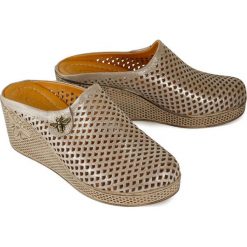 LANQIER 46C0652 7 szary, klapki damskie. Szare koturny damskie Lanqier, bez obcasa, na koturnie, bez zapięcia. Za 209,90 zł.