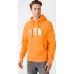 The North Face Drew Peak Bluza Pomarańczowy. Pomarańczowe bluzy męskie The North Face, l, z nadrukiem, z bawełny, bez kołnierzyka, bez rękawów, bez kaptura. Za 342,95 zł.