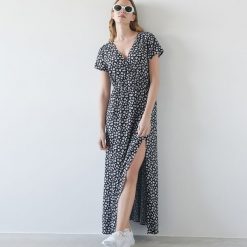 Sukienka maxi z kopertowym dekoltem -. Sukienki damskie Sinsay, s, bez wzorów, bez kołnierzyka, bez rękawów, maxi, kopertowe. W wyprzedaży za 39,99 zł.