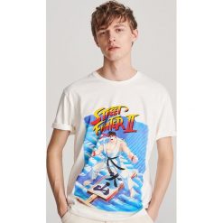 T-shirt z motywem gry Street Fighter II - Kremowy. Białe t-shirty męskie Reserved, s, bez wzorów, street, bez kołnierzyka. W wyprzedaży za 39,99 zł.