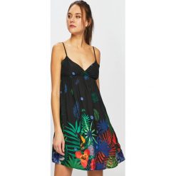 Desigual - Sukienka. Czarne sukienki damskie Desigual, na co dzień, s, bez wzorów, z wiskozy, casualowe, bez kołnierzyka, bez rękawów, mini, rozkloszowane. Za 249,90 zł.