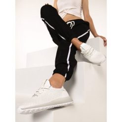 Białe Buty Sportowe Pearson. Białe buty sportowe damskie Born2be, bez wzorów, z tkaniny, eleganckie, trekkingowe. Za 79,99 zł.
