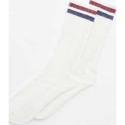 Sportowe skarpetki w paski. Białe skarpetki damskie marki Pull&Bear, w paski. Za 19,90 zł.
