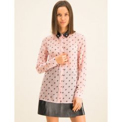 Koszula Guess W01H81 WBTY0. Różowe bluzki damskie Guess, xs, z aplikacjami, z poliesteru, bez kołnierzyka, bez rękawów. W wyprzedaży za 219,00 zł.