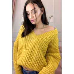 Oversize'owy sweter z bufiastymi rękawami żółty. Żółte swetry damskie z poliesteru. Za 97,85 zł.