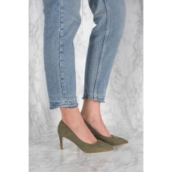 Czółenka: NA-KD Shoes Zamszowe czółenka ze spiczastymi noskami – Green