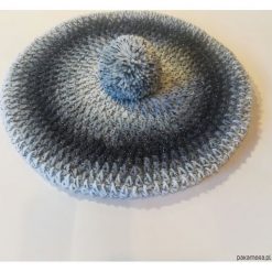 Unikatowy beret z pomponem. Szare berety damskie Pakamera, bez wzorów. Za 150,00 zł.