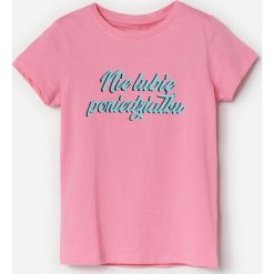 Bawełniany t-shirt z napisem - Różowy. Różowe t-shirty damskie Reserved, z napisami, z bawełny, bez kołnierzyka. Za 19,99 zł.