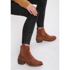 Camelowe Botki Coftra. Brązowe botki damskie Renee, klasyczne, z okrągłym noskiem, na niskim obcasie, na obcasie, z paskami. Za 159,99 zł.