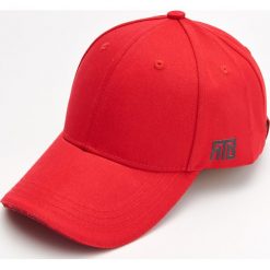 Czapka z daszkiem - Czerwony. Czerwone czapki męskie Cropp, bez wzorów. W wyprzedaży za 5,99 zł.