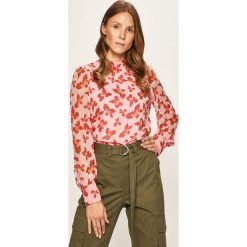 Vero Moda - Bluzka. Różowe bluzki damskie Vero Moda, s, bez wzorów, z poliesteru, eleganckie, ze stójką, z długim rękawem. W wyprzedaży za 99,90 zł.