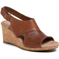 Sandały CLARKS - Lafley Joy 261483504 Tan. Pomarańczowe klapki damskie Clarks, bez wzorów, ze skóry, bez obcasa, na obcasie. W wyprzedaży za 269,00 zł.