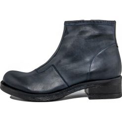 Skórzane botki w kolorze granatowym. Niebieskie botki damskie Eye. W wyprzedaży za 299,95 zł.