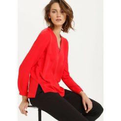 BLUZKA DŁUGI RĘKAW. Czerwone bluzki damskie marki Top Secret, z aplikacjami, eleganckie, bez kołnierzyka, z długim rękawem. W wyprzedaży za 59,99 zł.