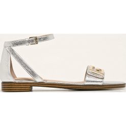 Guess Jeans - Sandały. Szare klapki damskie Guess Jeans, z aplikacjami, z jeansu, bez obcasa, na obcasie. W wyprzedaży za 439,90 zł.