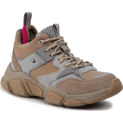 Sneakersy TOMMY HILFIGER - Mid Cut Chunky Sneaker FW0FW04611 Tiger's Eye GEZ. Pomarańczowe półbuty damskie TOMMY HILFIGER, z zamszu. Za 579,00 zł.