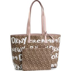 Torebka DKNY - Bifold Wallet R84A4757 Chino Logo-Iconic Blush JCL. Różowe torebki klasyczne damskie DKNY, klasyczne. W wyprzedaży za 399,00 zł.