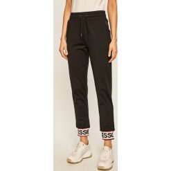 Guess Jeans - Spodnie. Czarne legginsy damskie Guess Jeans, s, z poliesteru. Za 369,90 zł.