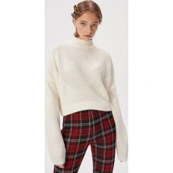 Krótki sweter basic - Kremowy. Białe swetry damskie Sinsay, s, bez wzorów, z krótkim rękawem, krótkie, bez kaptura. Za 49,99 zł.